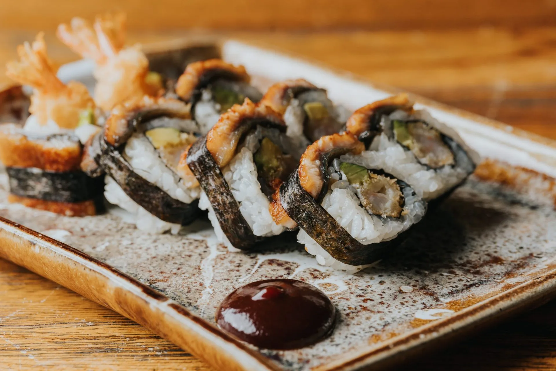 Uramaki de anguila glaseada con langostino tempura