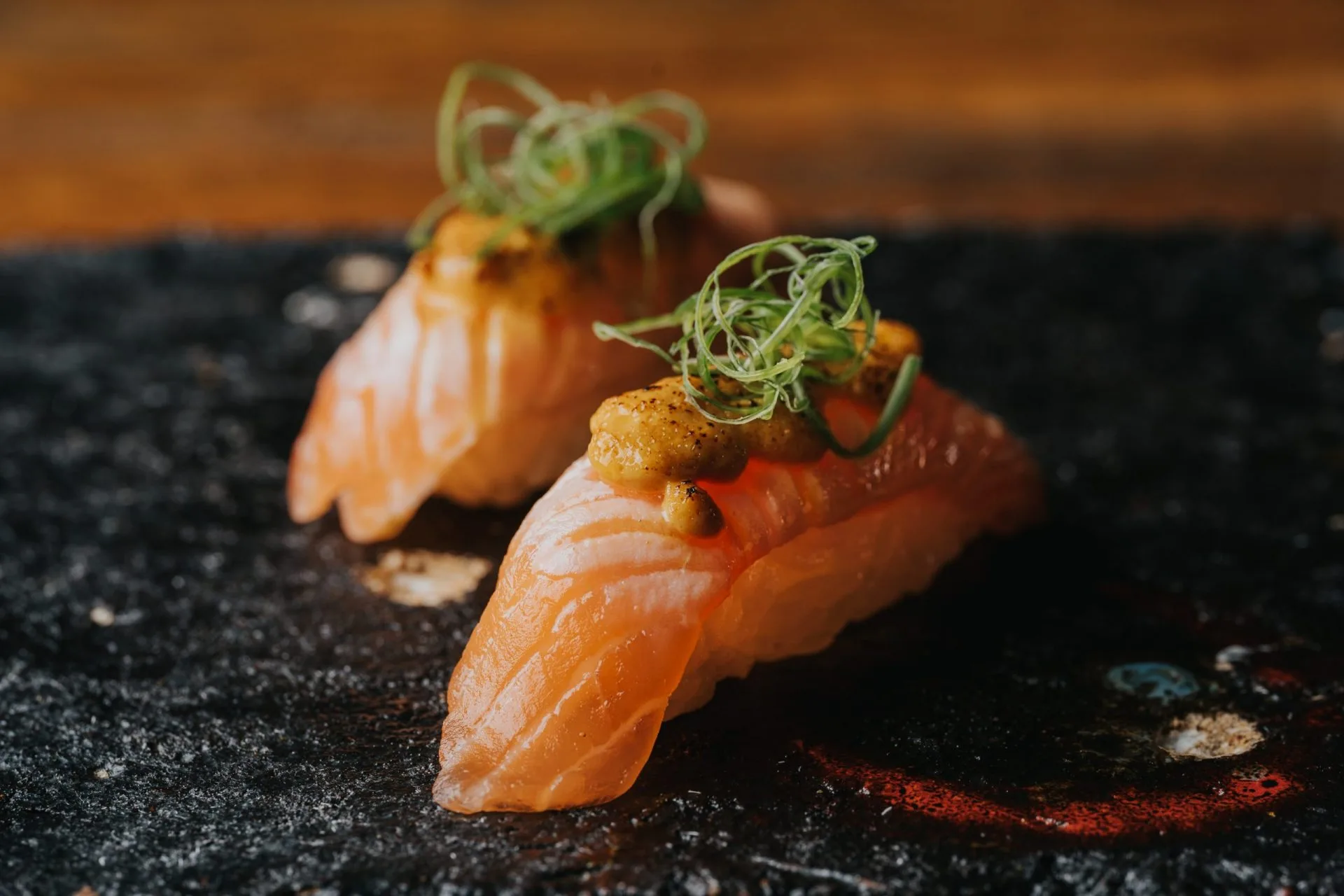 Nigiri de salmón flambeado