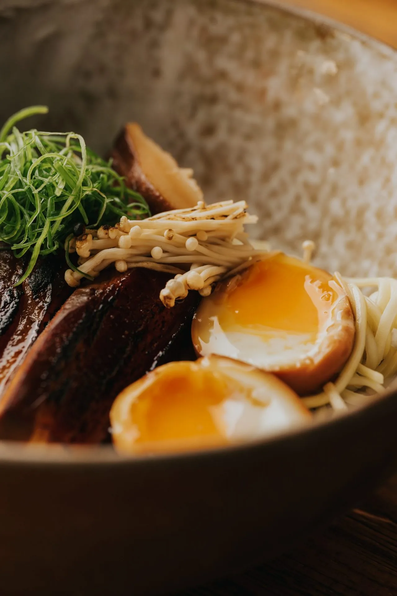 Kyomu Ramen con huevo marinado y panceta