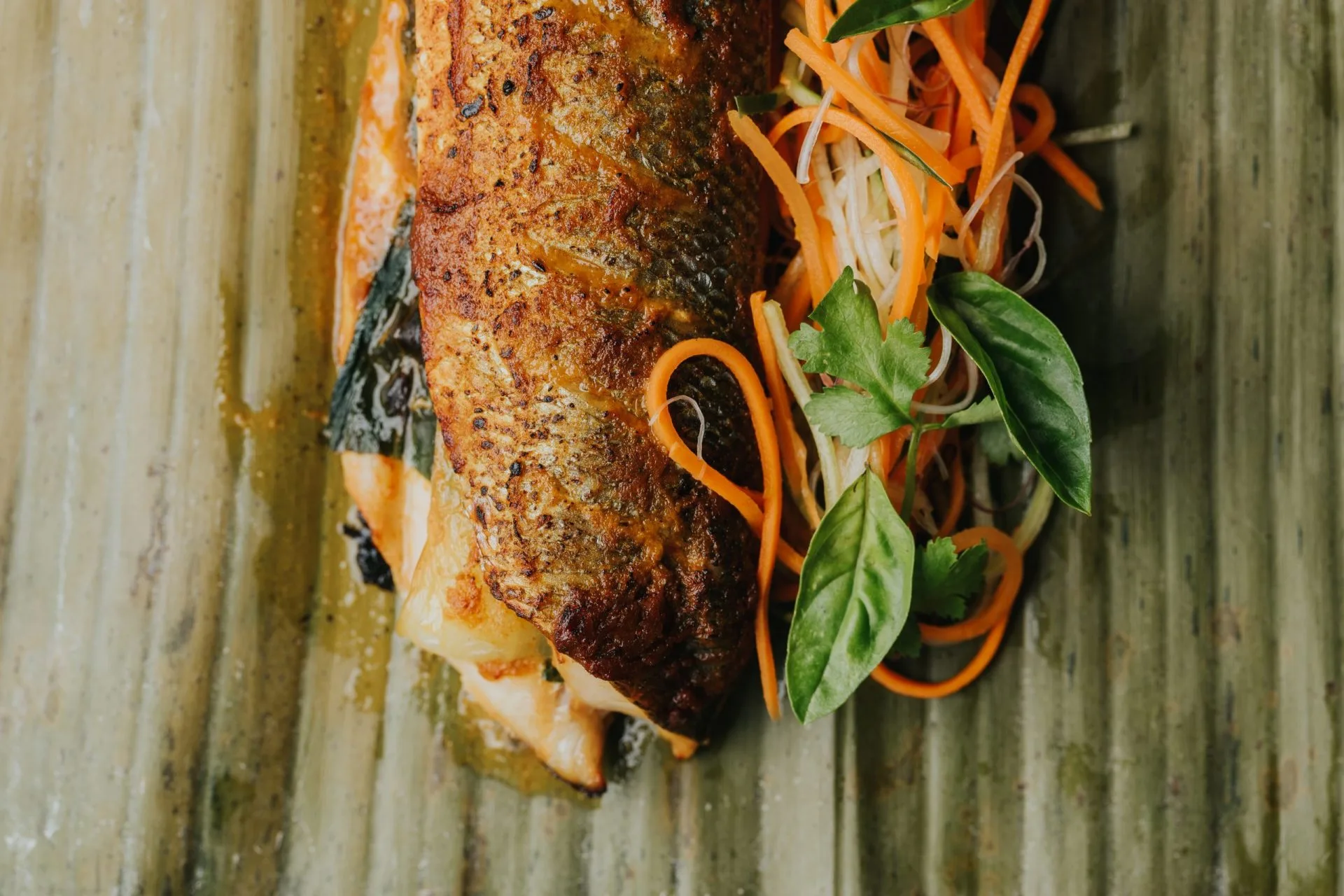 Pescado entero sobre hoja de plátano
