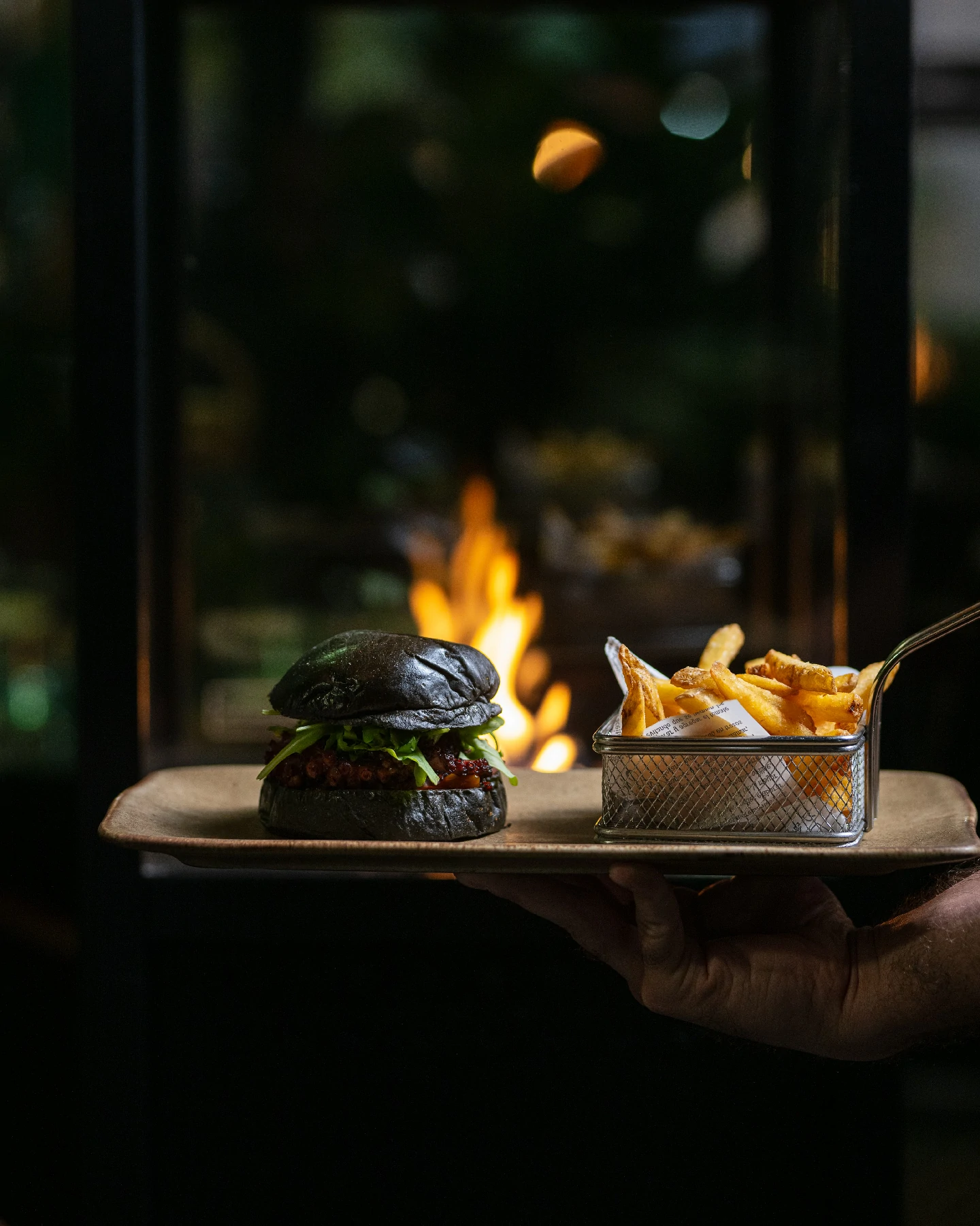 Burger en pan negro junto al fuego del Josper
