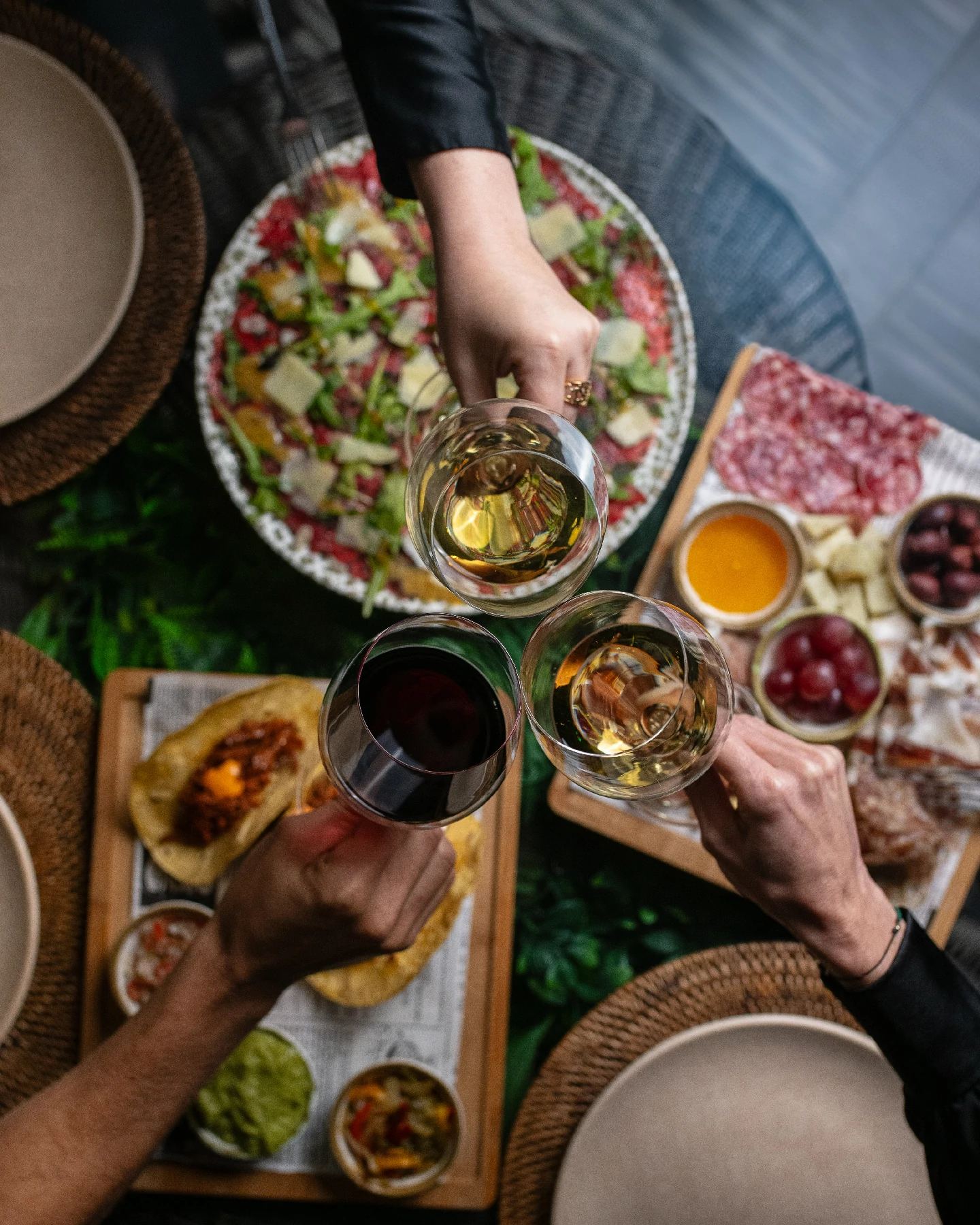 Brindis en mesa compartida